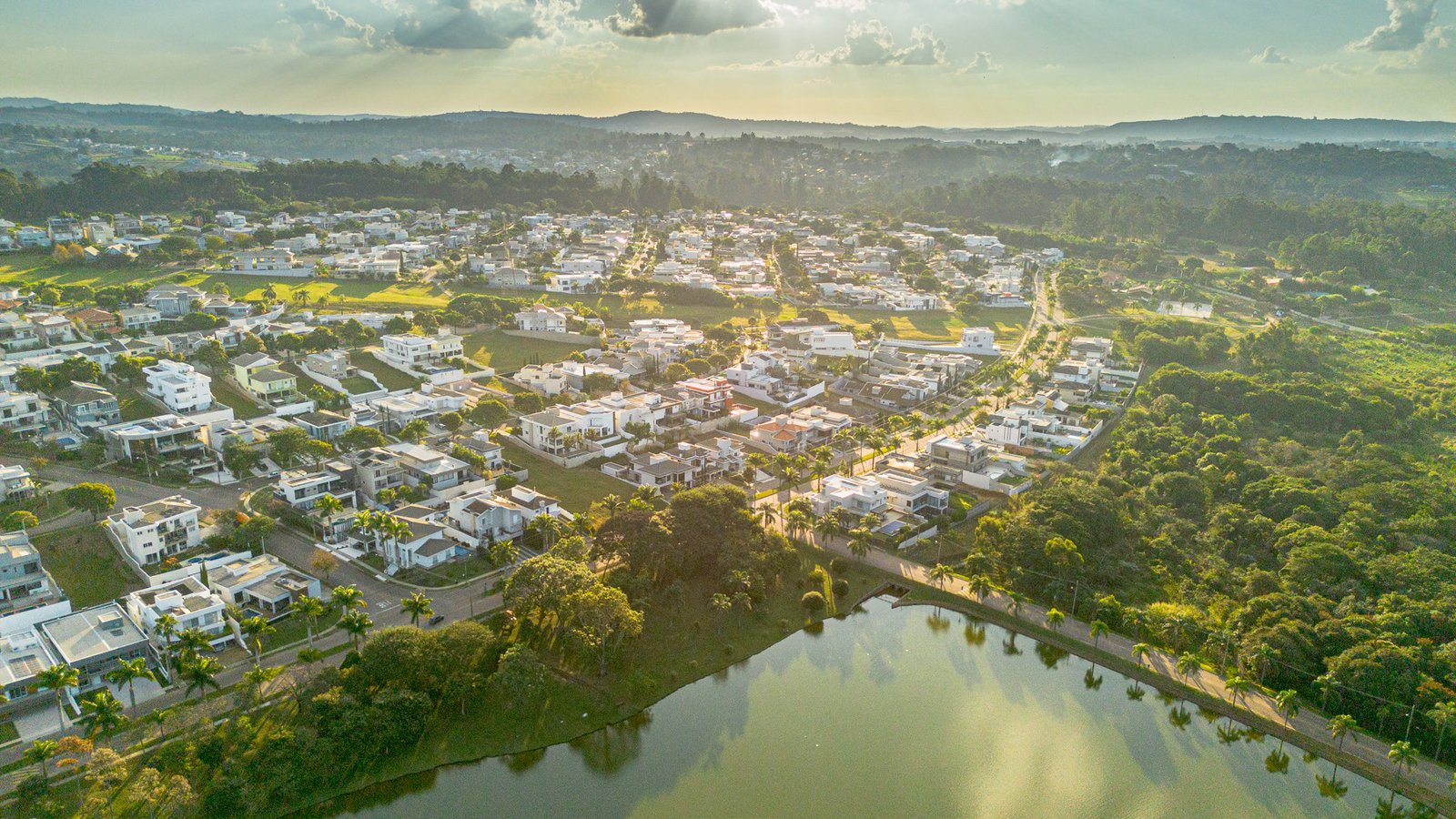 Vista aérea do lago do Reserva da Serra, condomínio de alto padrão no bairro Medeiros em Jundiaí