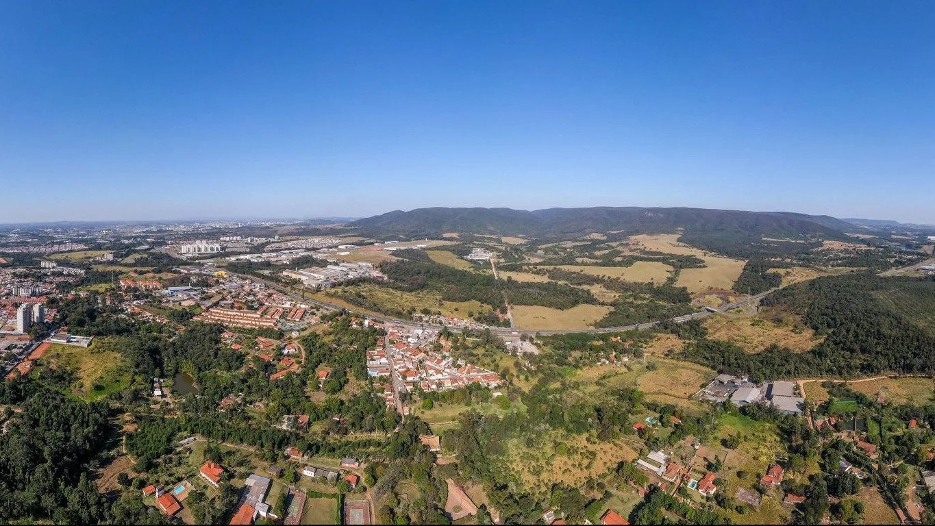 Vista da Serra do Japi e das rodovias que dao acesso ao bairro Medeiros em Jundiai